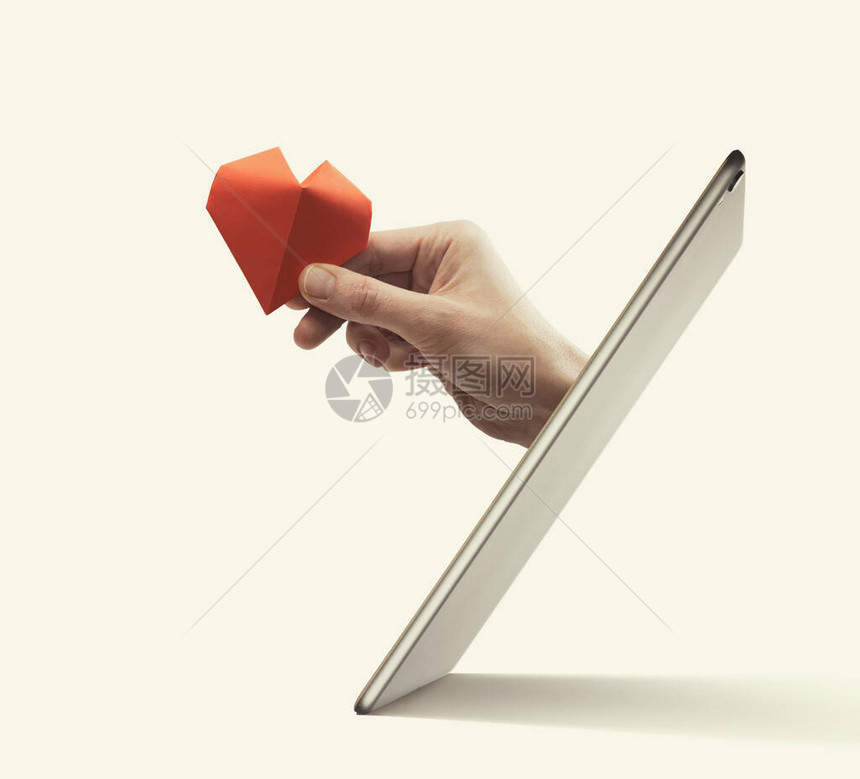 女人用红纸心伸出的手从数字平板屏幕上扎出来礼物赠与捐赠保险图片