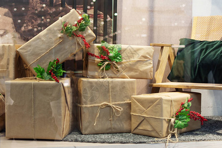 一堆用冬青浆果生态包装的大型圣诞礼物圣诞节或新年时间有许图片