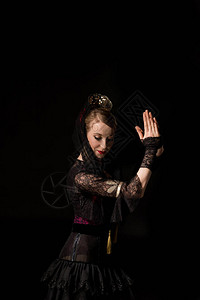 美丽的年轻舞蹈女舞者用祈祷的手祈祷跳舞佛朗明哥在图片