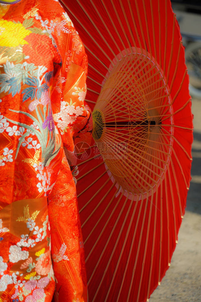 红色十二层礼服日本国服图片