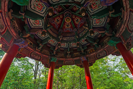 花山脚下佛教寺庙祭坛天顶上装饰多彩绘画图片