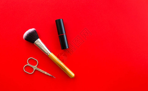 一套专业装饰化妆品化妆工具和红色背景的附属品图片