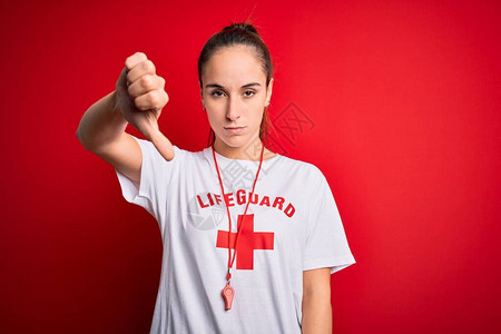 美丽的救生员女人穿着带红十字的t恤图片