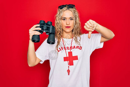 金发美女救生员穿着带红十字的T恤图片