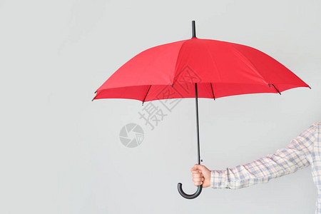 浅色背景下带时尚雨伞的女手图片