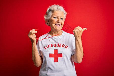 头发灰白的高级救生员女人穿着带红十字的T恤图片