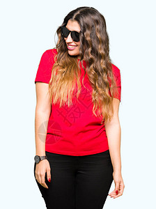 身穿红色T恤和太阳镜的年轻美女图片