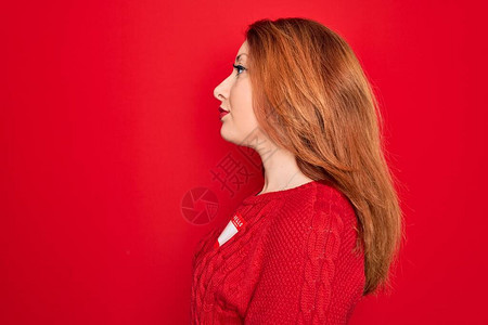 年轻漂亮的红发女人穿着贴纸展示背景图片