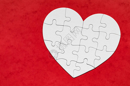 婚介由拼图块制成的心形物体做完整的心拼图以心的形式出现情人节快乐背景