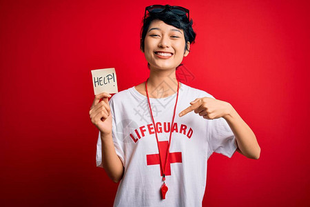 年轻美丽的亚洲女生命护卫女孩使用口哨抓起提示和帮助信息图片