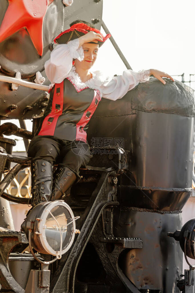 身穿蒸汽便池西装的漂亮女孩在旧列车图片