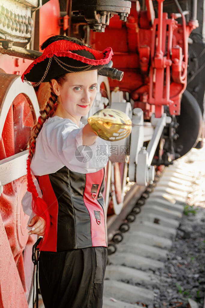 身穿蒸汽便池西装的漂亮女孩在旧列车图片
