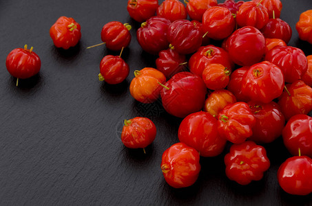 帕尤妮亚热带水果称为Pitanga巴西樱桃背景