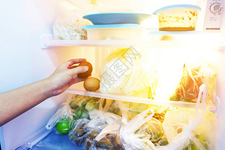 女人的手在冰箱里捡起来做饭例图片