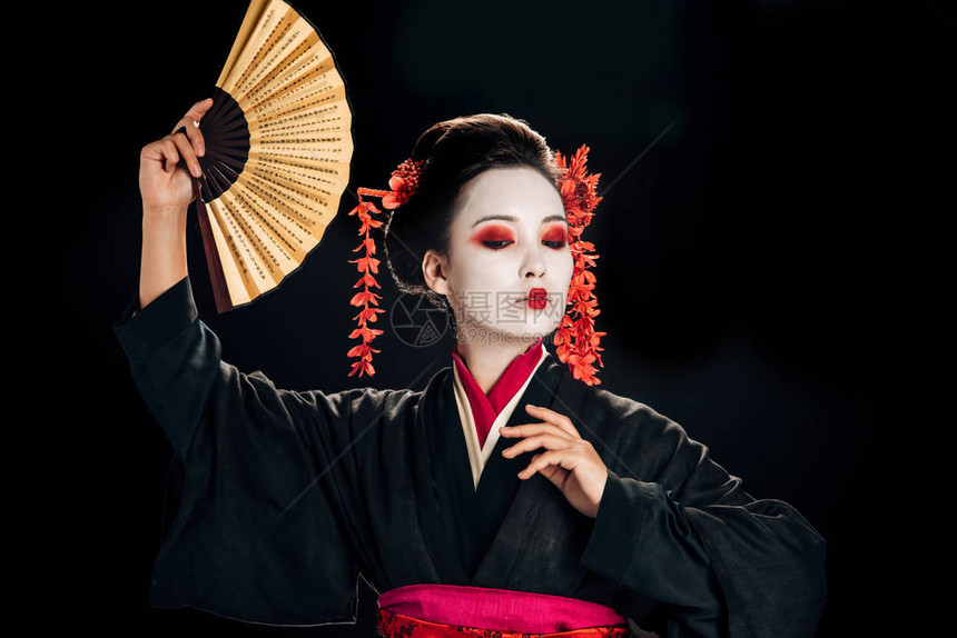 黑和服舞艺妓红花在头发中跳舞传统的亚洲手风图片
