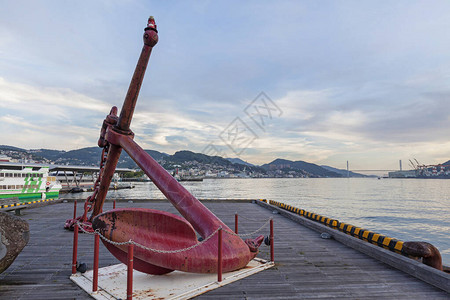 长崎出岛码头上的大老红锚图片