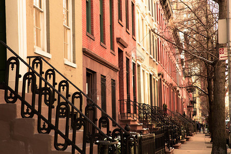 一排可爱的砖块和褐石纽约市公寓从外面图片