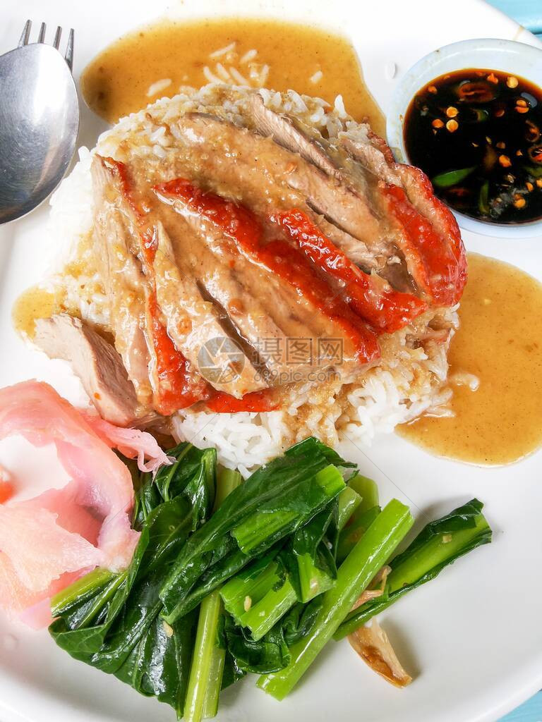 蒸米饭上的红泰国餐图片