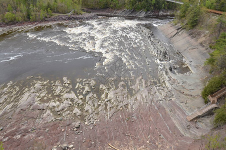 河流中含灰石红石图片