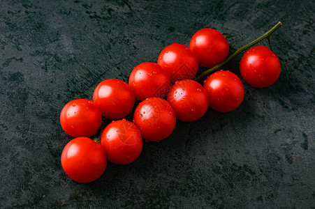 红西番茄底漆深色带水背景图片