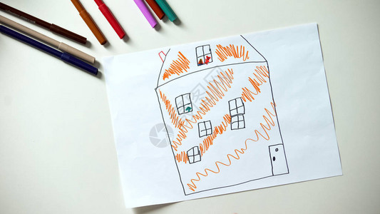躺在桌上的房屋绘画家庭和家庭概念孤图片