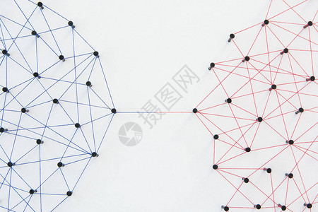 小升初衔接连接网络概念白纸上用红色和蓝色纱线连接的两个网络模拟器连接社交媒体互联背景
