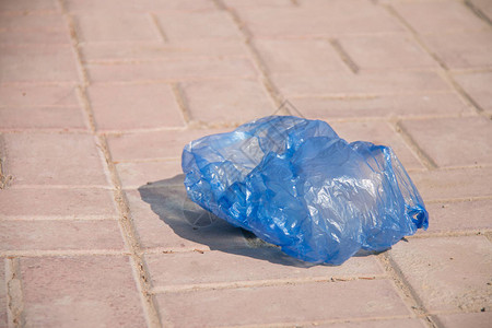 扔在街上的塑料袋图片