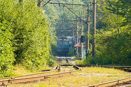 旧蓝色列车正在到达火车站的平台上图片