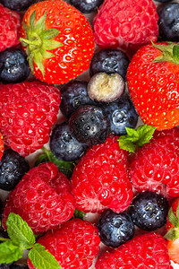 新鲜的夏季浆果如蓝莓草莓覆图片