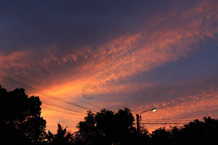 黄昏时的天空和云图片