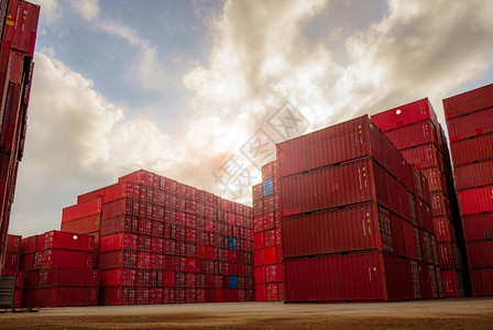 集装箱物流货运和航运业务用于进出口物流的集装箱船集装箱货运站港口到港口的物流业用于卡车运输背景图片