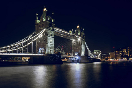 横跨泰晤士河的塔桥图片