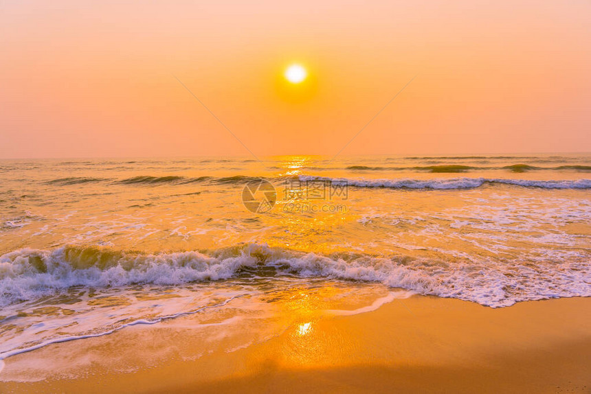 日落或日出时在海滨域周围的美丽热带自然图片