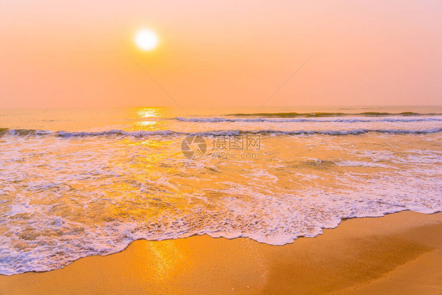 日落或日出时在海滨域周围的美丽热带自然图片