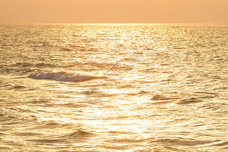 海上美丽的日出和倒影图片