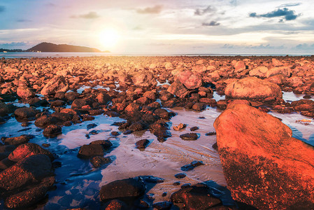 海晚上SunsetCoad岩石在海中泰国普吉岛海图片