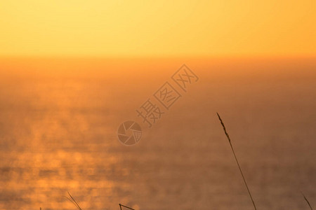 拍摄日本海中橙色下沉的落日阳图片