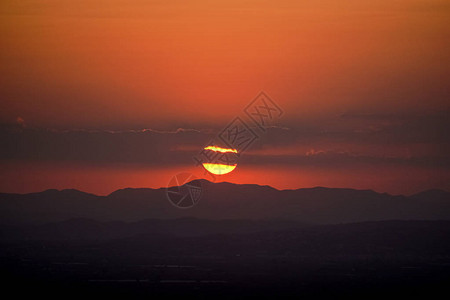 山后微红的太阳图片