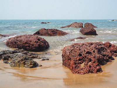 海洋海滩和红火山岩的海景休闲图片