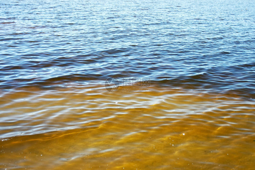 浅棕色和深棕色水的风景图片