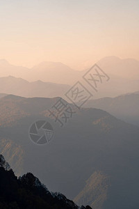 在山的日落雾中的山景图片