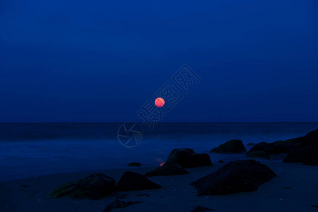 深夜在海面的暗夜中背景图片