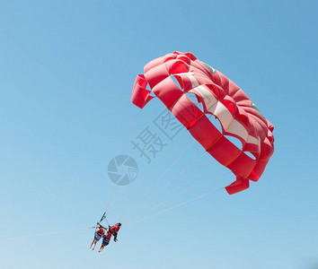 空中降落伞图片