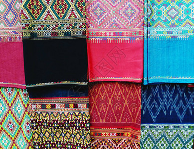 泰国Souvenir商店销售泰国丝绸织物棉花或服装的多彩模式艺术颜图片