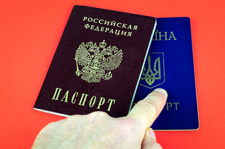 两本红色背景的国内护照红色俄罗斯护照和蓝色乌克兰护照图片