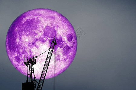 紫色月亮在多彩云中和夜空上由美国航天局提图片