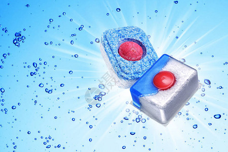 蓝色水中带有气泡的洗碗机洗涤剂片背景图片
