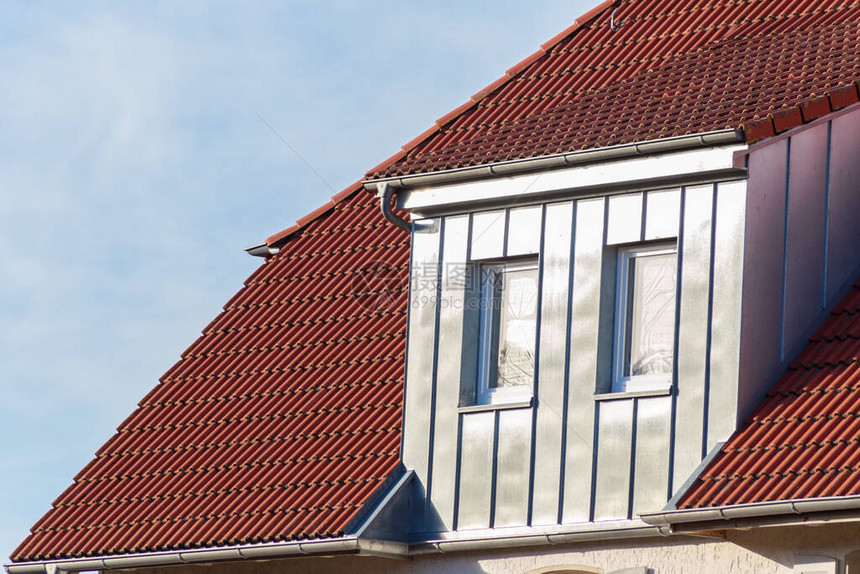 红天屋顶南德的窗户在阳图片