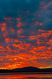 黎明时空的火光俯视着陶兰加港到图片