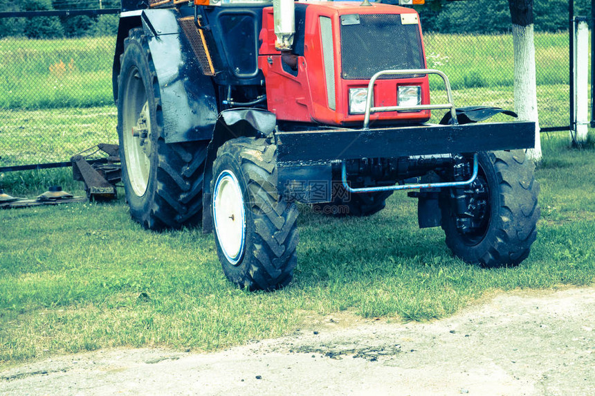 大型专业农机械建筑运输拖拉机和带胎面的大轮子图片